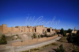 Image du Maroc Professionnelle de  L'ancienne Kasbah de la ville de Ouarzazate, ce regroupement de maisons est appelé Ksar, il fait partie des constructions berbères du sud du Maroc. La ville qui se veut le Hollywood du Maroc dispose de plusieurs studios déjà, Mardi 28 Décembre 2004. (Photo / Abdeljalil Bounhar) 